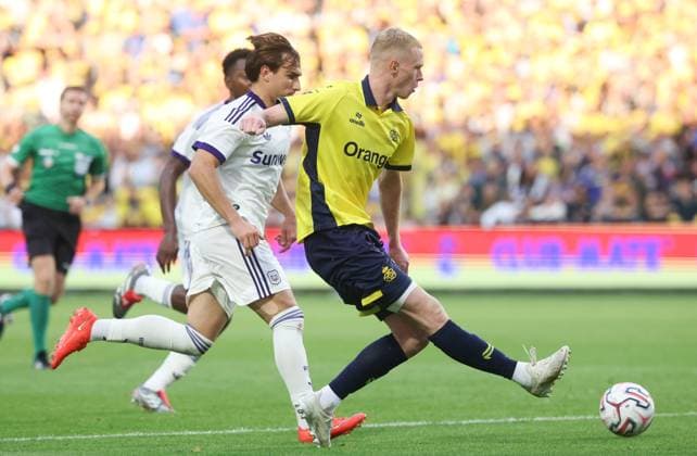 Anderlecht s Mihajlo Cvetkovic and Union s Louis Patris fight for the ball during a soccer match between Union Saint-Gilloise and RSC Anderlecht, Sunday 30 August 2026 in Brussels, on day 4 of the 2026-2027 Jupiler Pro League first division of the Belgian championship. VIRGINIExLEFOUR  x184774234x