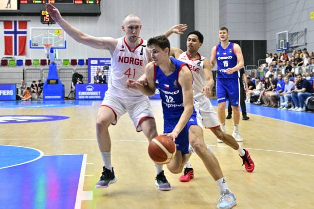 L-R Henrik Davidsen (Norway) and Richard Balint (Czechia) in action during the Men s European Basketball Championship Qualifier: Czechia vs Norway, in Prague, Czech Republic, on August 30, 2026. (CTKxPhoto VitxSimanek) CTKPhotoP2026083005248  CTKPhotoP2026083005248