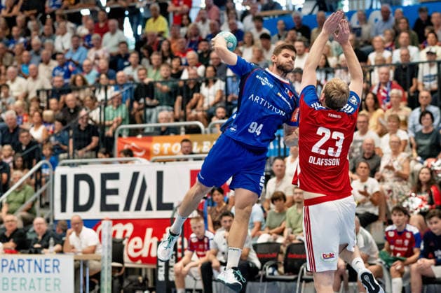 Georg Pohle, HBW Balingen Weilstetten, 94, ahead of Einar Olafsson, Handball Club Hamburg, 23, HBW Balingen Weilstetten vs. Handball Club Hamburg, GER, Opel 1 Handball Bundesliga, Championship, Matchday 1, 2026–2027 Season, August 30, 2026, Eibner Press Photo Andreas Ulmer BW Balingen Weilstetten vs. Handball Club Hamburg, GER, Opel 1 Handball Bundesliga, Championship, Matchday 1, 2026–2027 Season, August 30, 2026, Balingen Copyright: xEibner-Pressefoto AndreasxUlmerx EP_AUR