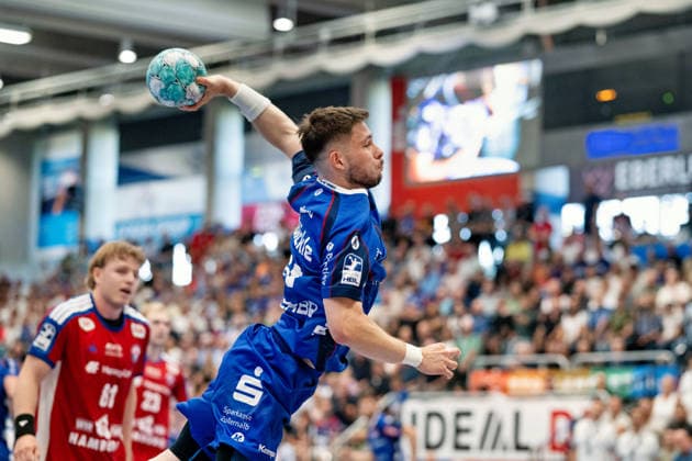 Elias Fuegel (HBW Balingen Weilstetten, 24) von Aussen, HBW Balingen Weilstetten vs. Handball Club Hamburg, GER, Opel 1. Handball Bundesliga, Meisterschaft, Spieltag 1, Saison 2026 2027, 30.08..2026, Eibner-Pressefoto Andreas Ulmer BW Balingen Weilstetten vs. Handball Club Hamburg, GER, Opel 1. Handball Bundesliga, Meisterschaft, Spieltag 1, Saison 2026 2027, 30.08..2026, Balingen *** Elias Fuegel, HBW Balingen Weilstetten, No. 24 (outside back), HBW Balingen Weilstetten vs. Handball Club Hamburg, GER, Opel 1 Handball Bundesliga, Championship, Matchday 1, 2026–2027 Season, August 30, 2026, Eibner Press Photo: Andreas Ulmer, BW Balingen Weilstetten vs. Handball Club Hamburg, GER, Opel 1 Handball Bundesliga, Championship, Matchday 1, 2026–2027 season, August 30, 2026, Balingen Copyright: xEibner-Pressefoto AndreasxUlmerx EP_AUR