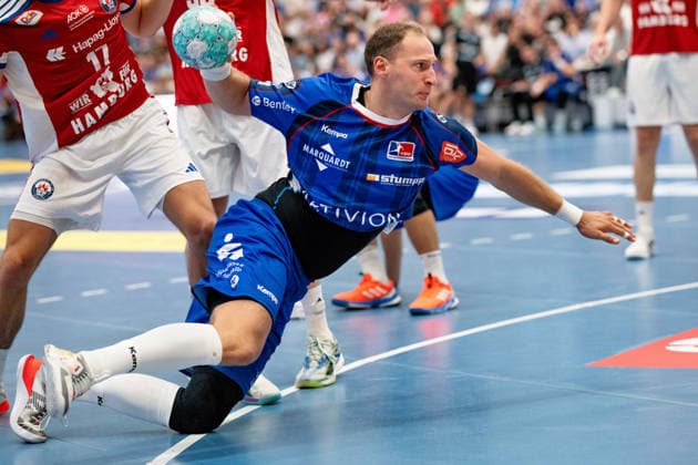 Tobias Heinzelmann of HBW Balingen Weilstetten, 28, is having a tough time; HBW Balingen Weilstetten vs. Handball Club Hamburg, GER, Opel 1 Handball Bundesliga, Championship, Matchday 1, 2026–2027 season, August 30, 2026, Eibner Press Photo by Andreas Ulmer: BW Balingen Weilstetten vs. Handball Club Hamburg, GER, Opel 1 Handball Bundesliga, Championship, Matchday 1, 2026–2027 Season, August 30, 2026, Balingen Copyright: xEibner-Pressefoto AndreasxUlmerx EP_AUR