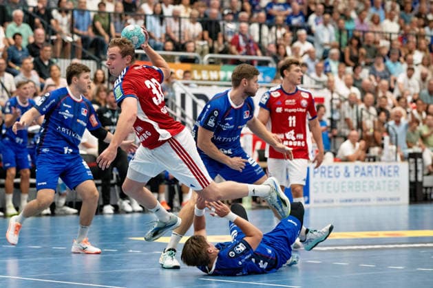 Moritz Sauter, Handball Club Hamburg, 33, drives to the basket with determination, HBW Balingen Weilstetten vs. Handball Club Hamburg, GER, Opel 1 Handball Bundesliga, Championship, Matchday 1, 2026–2027 Season, August 30, 2026, Eibner Press Photo: Andreas Ulmer, BW Balingen Weilstetten vs. Handball Club Hamburg, GER, Opel 1 Handball Bundesliga, Championship, Matchday 1, 2026–2027 season, August 30, 2026, Balingen Copyright: xEibner-Pressefoto AndreasxUlmerx EP_AUR