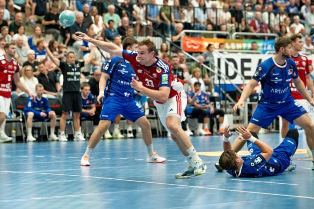 Moritz Sauter, Handball Club Hamburg, 33, drives to the basket with determination, HBW Balingen Weilstetten vs. Handball Club Hamburg, GER, Opel 1 Handball Bundesliga, Championship, Matchday 1, 2026–2027 Season, August 30, 2026, Eibner Press Photo: Andreas Ulmer, BW Balingen Weilstetten vs. Handball Club Hamburg, GER, Opel 1 Handball Bundesliga, Championship, Matchday 1, 2026–2027 season, August 30, 2026, Balingen Copyright: xEibner-Pressefoto AndreasxUlmerx EP_AUR