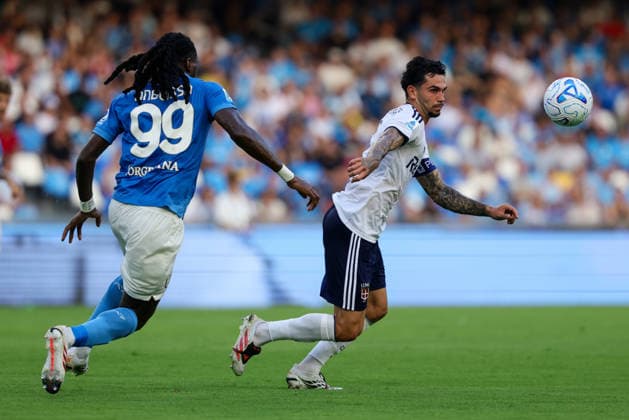 Como™s Lucas Da Cunha fights for the ball with Napoli™s Andre-Frank Zambo Anguissa during the Serie A soccer match between Napoli and Como at the Diego Armando Maradona Stadium in Naples, southern italy - Sunday , August 30, 2026. - Soccer .  Copyright: xAlessandroxGarofalo LaPressex