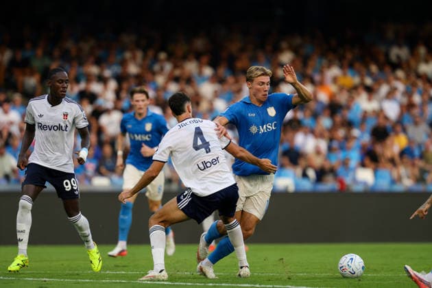 Napoli™s Rasmus Hojlund fights for the ball with Como™s Jacobo Ramon during the Serie A soccer match between Napoli and Como at the Diego Armando Maradona Stadium in Naples, southern italy - Sunday , August 30, 2026. - Soccer .  Copyright: xAlessandroxGarofalo LaPressex