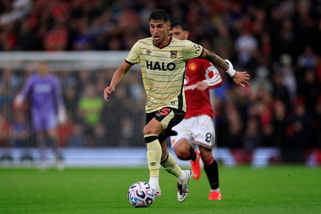 Manchester United, ManU v Ipswich Town, Premier League Exequiel Palacios (25) of Ipswich Town runs with the ball during the Premier League match between Manchester United and Ipswich Town at Old Trafford, Manchester, UK on 30 August 2026. Manchester Old Trafford Greater Manchester UK Editorial use only DataCo restrictions apply See www.football-dataco.com , Copyright: xConorxMolloyx PSI-24777-0073