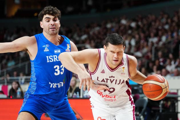 August 30, 2026, Riga, Latvija: RIHARDS LOMAZS (R) of Latvia vies with YAIR KRAVITS of Israel during the FIBA Basketball World Cup 2027 European Qualifiers Second Round Ã‚Â· Group K match between Latvia and Israel at Xiaomi Arena, in Riga, Latvia, August 30, 2026 Riga Latvija - ZUMAp305 20260830_zip_p305_032 Copyright: xEdijsxPalensx