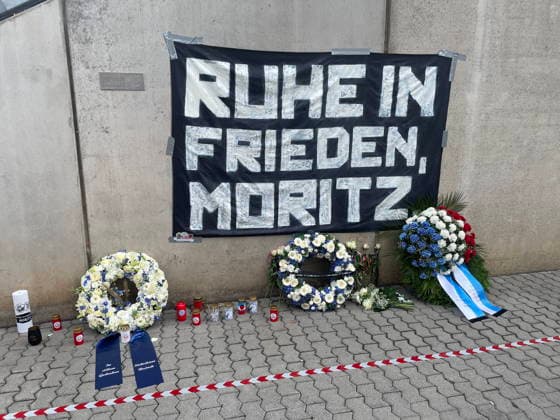 Fans des Fußballvereins Hansa Rostock haben am Sonntag (30.08.2026) am Saarbrücker Ludwigsparkstadion Kränze niedergelegt und eine Plakette für Moritz bedestigt. Moritz war der Fußballfan, der beim letzten Auswärtsspiel von Hansa Rostock in Saarbrücken von der Tribüne stürzte und starb. *** Fans of the Hansa Rostock soccer club laid wreaths on Sunday, August 30, 2026, at the Ludwigspark Stadium in Saarbrücken and unveiled a plaque in memory of Moritz. Moritz was the soccer fan who fell from the stands and died during Hansa Rostock’s last away game in Saarbrücken