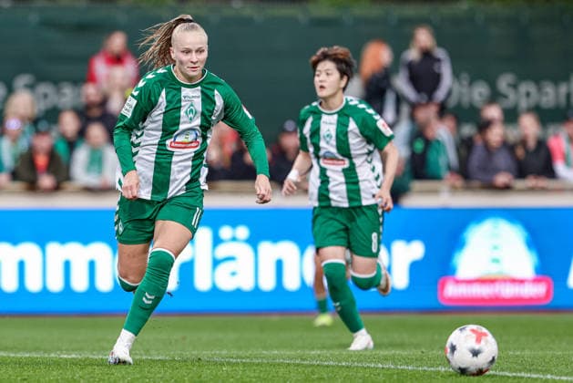 Isabella Jaron (SV Werder Bremen, 11) am Ball, Einzelbild, Ganzkörper, Aktion, Action, Spielszene, DIE DFB-RICHTLINIEN UNTERSAGEN JEGLICHE NUTZUNG VON FOTOS ALS SEQUENZBILDER UND ODER VIDEOÄHNLICHE FOTOSTRECKEN. DFB REGULATIONS PROHIBIT ANY USE OF PHOTOGRAPHS AS IMAGE SEQUENCES AND OR QUASI-VIDEO., 30.08.2026, Bremen (Deutschland), Fussball, Google Pixel Frauen-Bundesliga, SV Werder Bremen - RB Leipzig *** Isabella Jaron, SV Werder Bremen, No. 11 with the ball, single frame, full-body shot, in action, game scene, DFB REGULATIONS PROHIBIT ANY USE OF PHOTOGRAPHS AS SEQUENCE IMAGES AND OR VIDEO-LIKE PHOTO SERIES DFB REGULATIONS PROHIBIT ANY USE OF PHOTOGRAPHS AS IMAGE SEQU, August 30, 2026, Bremen, Germany, Soccer, Google Pixel Women’s Bundesliga, SV Werder Bremen vs. RB Leipzig xobx