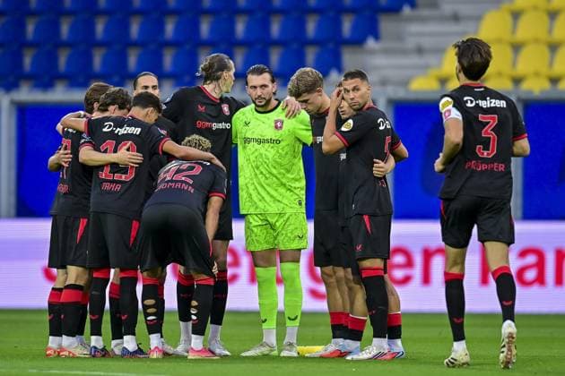 LEEUWARDEN , 30-08-2026 , Kooi Stadium , season 2026 2027 , Dutch Eredivisie football , match between SC Cambuur and FC Twente , picture shows players Twente with FC Twente goalkeeper Joel Drommel (M) Cambuur - Twente  x206258022x Copyright: