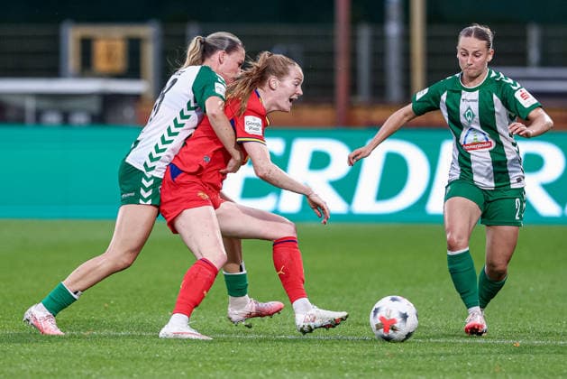 v.li.: Juliane Wirtz (SV Werder Bremen, 28), Nikee van Dijk (RB Leipzig, 7) und Chiara D Angelo (SV Werder Bremen, 2) im Zweikampf, Duell, Dynamik, Aktion, Action, Spielszene, DIE DFB-RICHTLINIEN UNTERSAGEN JEGLICHE NUTZUNG VON FOTOS ALS SEQUENZBILDER UND ODER VIDEOÄHNLICHE FOTOSTRECKEN. DFB REGULATIONS PROHIBIT ANY USE OF PHOTOGRAPHS AS IMAGE SEQUENCES AND OR QUASI-VIDEO., 30.08.2026, Bremen (Deutschland), Fussball, Google Pixel Frauen-Bundesliga, SV Werder Bremen - RB Leipzig *** From left: Juliane Wirtz (SV Werder Bremen), 28; Nikee van Dijk (RB Leipzig), 7; and Chiara D Angelo (SV Werder Bremen), 2, in a one-on-one battle, duel, dynamic moment, action, game scene, DFB REGULATIONS PROHIBIT ANY USE OF PHOTOGRAPHS AS SEQUENCE IMAGES AND OR VIDEO-LIKE PHOTO SERIES DFB REGULATIONS PROHIBIT ANY USE OF PHOTOGRAPHS AS IMAGE SEQUENCES AND OR QUASI-VIDEO, August 30, 2026, Bremen, Germany, soccer, Google Pixel Women’s Bundesliga, SV Werder Bremen vs. RB Leipzig xobx