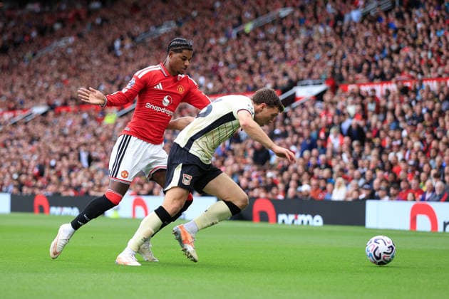 Fußball: Premier League – Manchester United gegen Ipswich Town, 30. August 2026 Premier League – Manchester United gegen Ipswich Town: Dara O’Shea von Ipswich Town im Zweikampf mit Marcus Rashford von Manchester United. Foto: Simon Stacpoole, Offside, Manchester, Großbritannien  Copyright: xSimonxStacpoolexOffside