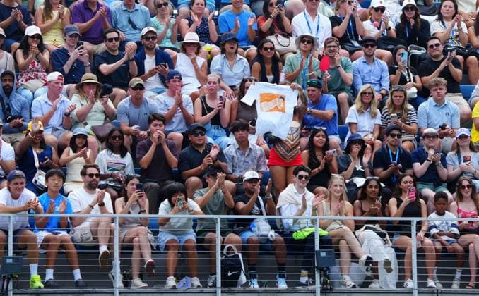 Carlos Alcaraz fans watch him practice 2026 US Open, Day One, USTA Billie Jean King National Tennis Center, New York, USA - 30 Aug 2026New York USTA Billie Jean King National T New York (NY) United States of America EDITORIAL USE ONLY No use with unauthorised audio, video, data, fixture lists, club league logos or live services. Online in-match use limited to 120 images, no video emulation. No use in betting, games or single club league player publications.  Copyright: xJavierxGarcia Shutterstockx 17124546ac