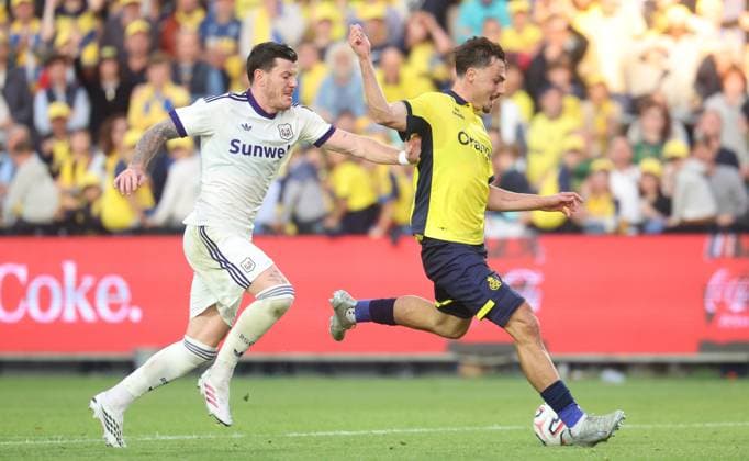 Anderlecht s Giulian Biancone and Union s Mateo Biondic fight for the ball during a soccer match between Union Saint-Gilloise and RSC Anderlecht, Sunday 30 August 2026 in Brussels, on day 4 of the 2026-2027 Jupiler Pro League first division of the Belgian championship. VIRGINIExLEFOUR  x184774389x