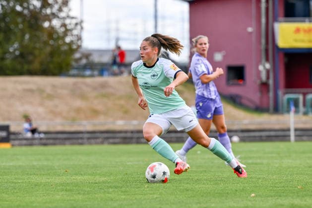30.08.2026, Fußball, 2. Frauen-Bundesliga, 2026 2027, 4. Spieltag, SG 99 Andernach - TSG Hoffenheim U20 Leonie Krump (10 Andernach) durchquert das Mittelfeld. *** August 30, 2026, Soccer, Women s Bundesliga 2, 2026–2027, Matchday 4, SG 99 Andernach vs. TSG Hoffenheim U20. Leonie Krump (10, Andernach) cuts through the midfield.