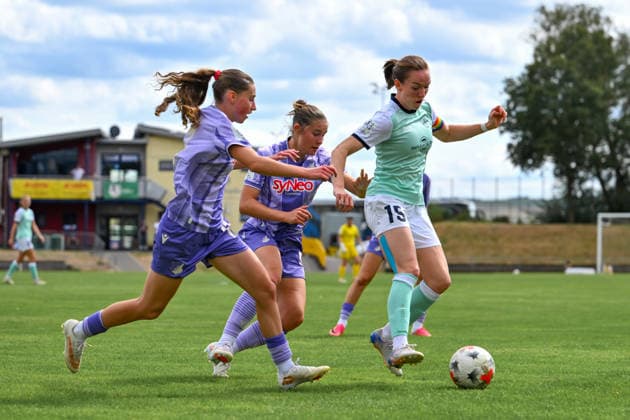 30.08.2026, Fußball, 2. Frauen-Bundesliga, 2026 2027, 4. Spieltag, SG 99 Andernach - TSG Hoffenheim U20 Vanessa Zilligen (15 Andernach) versucht sich gegen zwei Hoffenheimerinnen durchzusetzen. *** August 30, 2026, Soccer, Women s Bundesliga 2, 2026–2027, Matchday 4, SG 99 Andernach vs. TSG Hoffenheim U20, Vanessa Zilligen 15: Andernach tries to get past two Hoffenheim players