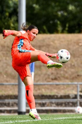 30.08.2026, Fußball, 2. Frauen-Bundesliga, 2026 2027, 4. Spieltag, SG 99 Andernach - TSG Hoffenheim U20 Torhüterin Romy Bräutigam (TSG U20) klärt den Ball. *** August 30, 2026, Soccer, Women s Bundesliga 2, 2026–2027, Matchday 4, SG 99 Andernach vs. TSG Hoffenheim U20; Goalie Romy Bräutigam (TSG U20) clears the ball