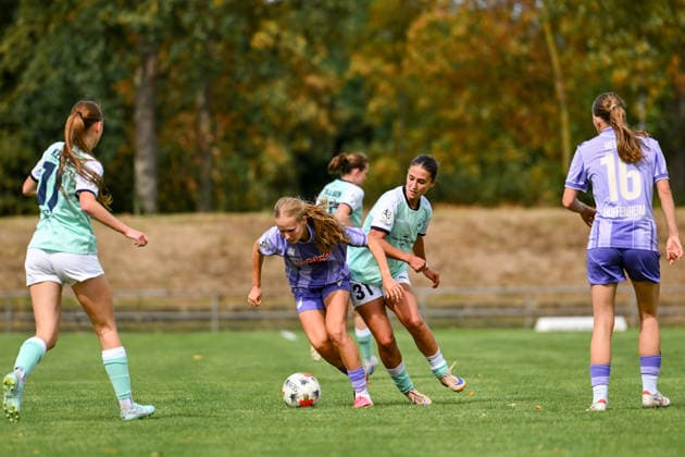 30.08.2026, Fußball, 2. Frauen-Bundesliga, 2026 2027, 4. Spieltag, SG 99 Andernach - TSG Hoffenheim U20 Muriel Bey (31 Andernach) und Denise Lueger (TSG U20) im Zweikampf. *** August 30, 2026, Soccer, Women s Bundesliga 2, 2026–2027, Matchday 4, SG 99 Andernach vs. TSG Hoffenheim U20: Muriel Bey (31, Andernach) and Denise Lueger (TSG U20) in a one-on-one battle