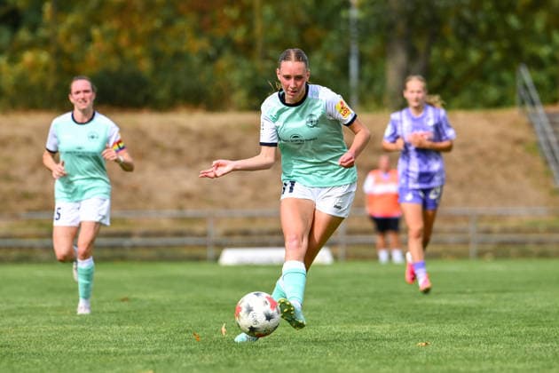 30.08.2026, Fußball, 2. Frauen-Bundesliga, 2026 2027, 4. Spieltag, SG 99 Andernach - TSG Hoffenheim U20 Ina Keller (11 Andernach) spielt den Ball ihrer Mitspielerin in den Lauf. *** August 30, 2026, Soccer, Women s Bundesliga 2, 2026–2027, Matchday 4, SG 99 Andernach vs. TSG Hoffenheim U20, Ina Keller 11, Andernach passes the ball to her teammate on the run