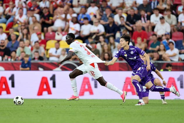 SOCCER - BL, RBS vs A.Wien SALZBURG,AUSTRIA,30.AUG.26 - SOCCER - ADMIRAL Bundesliga, Red Bull Salzburg vs FK Austria Wien. Image shows Abubakr Barry (RBS) and Kang-Hee Lee (A.Wien).  GEPAxpictures xMathiasxMandl