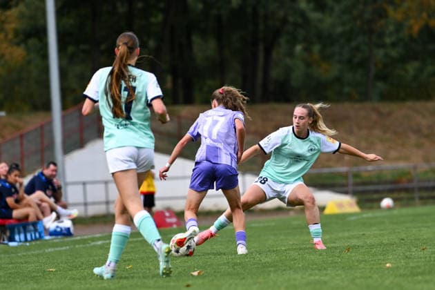 30.08.2026, Fußball, 2. Frauen-Bundesliga, 2026 2027, 4. Spieltag, SG 99 Andernach - TSG Hoffenheim U20 Nele Gärtner (28 Andernach) stoppt den Lauf von Luise Krczal (17 TSG U20). *** August 30, 2026, Soccer, Women s Bundesliga 2, 2026–2027, Matchday 4, SG 99 Andernach vs. TSG Hoffenheim U20: Nele Gärtner (28, Andernach) stops Luise Krczal (17, TSG U20) in her tracks