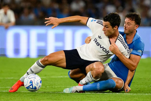 Anastasios Douvikas of Como 1907 and Amir Rrahmani of SSC Napoli compete for the ball during the Serie A 2025 2026 football match between SSC Napoli and Como 1907 at Diego Armando Maradona stadium in Naples (Italy), August 30, 2026. AndreaxStaccioli