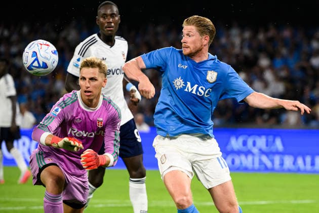 Jean Butez of Como 1907 and Kevin De Bruyne of SSC Napoli compete for the ball during the Serie A 2025 2026 football match between SSC Napoli and Como 1907 at Diego Armando Maradona stadium in Naples (Italy), August 30, 2026. AndreaxStaccioli