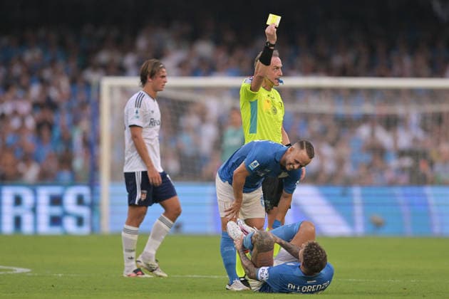 IPA87944177 - Luca Pairetto issues a yellow card to Giovanni Di Lorenzo of Napoli during the {genre} match between Napoli and Como at the Maradona Stadium on August 30, 2026, in Naples, Campania. during the SSC Napoli vs. Como 1907 Italian Serie A soccer match in Naples, Italy, on August 30, 2026  Copyright: xRobertoxRamaccia IPAxSportx xx 87944177
