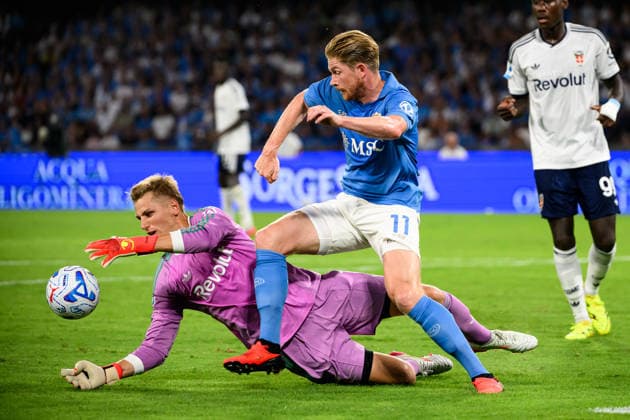 Jean Butez of Como 1907 and Kevin De Bruyne of SSC Napoli compete for the ball during the Serie A 2025 2026 football match between SSC Napoli and Como 1907 at Diego Armando Maradona stadium in Naples (Italy), August 30, 2026. AndreaxStaccioli