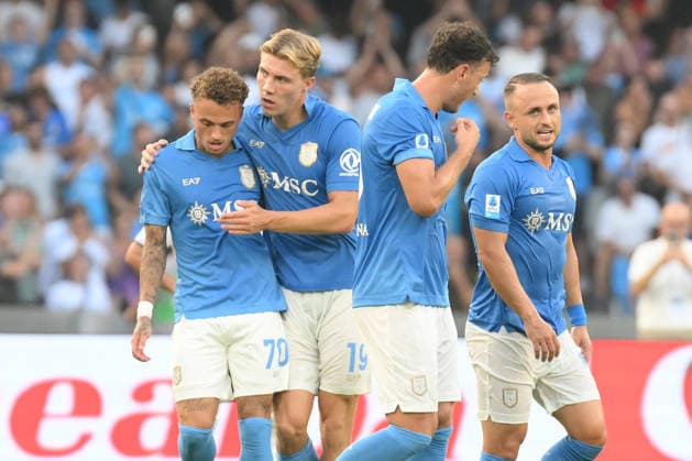 IPA87944187 - Rasmus Hojlund of SSC Napoli celebrates after scoring the goal that tied the game at 1-1 during the Serie A Enelive match between SSC Napoli and Como 1907 at the Diego Armando Maradona Stadium  Copyright: xAgostinoxGemito IPAxSportx xx 87944187