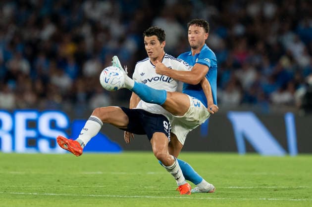 SSC Napoli v Como 1907 - Serie A Enilive Tasos Douvikas of Como 1907 and Amir Rrahmani of SSC Napoli compete for the ball during the Serie A Enilive match between SSC Napoli and Como 1907 at Diego Armando Maradona Stadium on August 30, 2026 in Naples, Italy Naples Diego Armando Maradona Stadium Campania Italy Copyright: xGiuseppexMaffiax 260830_SerieA_Napoli-Como_00027