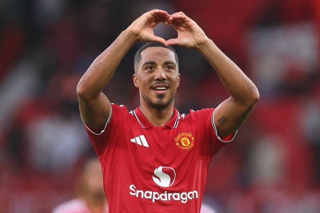 Manchester United, ManU v Ipswich Town, Premier League Youri Tielemans of Manchester United makes a heart gesture after the Manchester United v Ipswich Town Premier League match at Old Trafford, Manchester, England on 30 August 2026 Credit: Ryan Crockett Every Second Media Editorial use only. All images are copyright Every Second Media Limited. No images may be reproduced without prior permission. All rights reserved. Premier League and Football League images are subject to licensing agreements with Football DataCo Limited. see https: www.football-dataco.com Copyright: xIMAGO EveryxSecondxMediax ESM-2125-0081 RyanxCrockettx xEveryxSecondxMediax