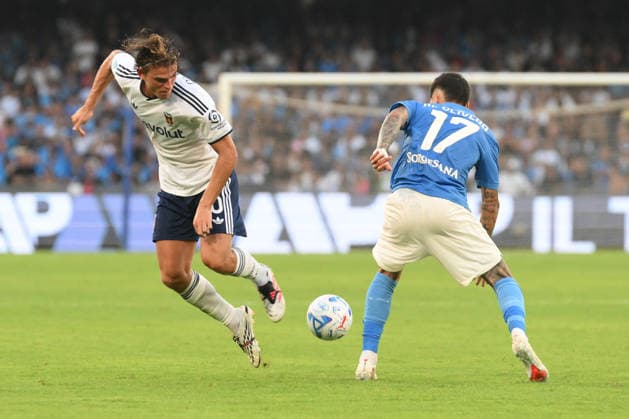 IPA87944206 - Nico Paz of Como 1907 in action during the Serie A Enelive match between SSC Napoli and Como 1907 at the Diego Armando Maradona Stadium  Copyright: xAgostinoxGemito IPAxSportx xx 87944206