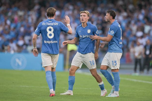 IPA87944211 - Rasmus Hojlund of Napoli celebrates after scoring the goal that tied the game at 1-1 during the {genre} match between Napoli and Como at Maradona Stadium on August 30, 2026, in Naples, Campania. During the SSC Napoli vs. Como 1907 Italian Serie A soccer match in Naples, Italy, on August 30, 2026  Copyright: xRobertoxRamaccia IPAxSportx xx 87944211