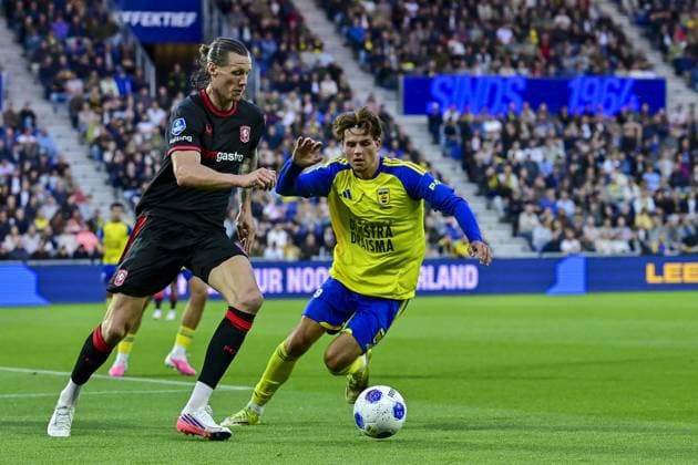 LEEUWARDEN , 30-08-2026 , Kooi Stadium , season 2026 2027 , Dutch Eredivisie football , match between SC Cambuur and FC Twente , picture shows FC Twente player Wout Weghorst SC Cambuur player Iwan Henstra Cambuur - Twente  x206258612x Copyright:
