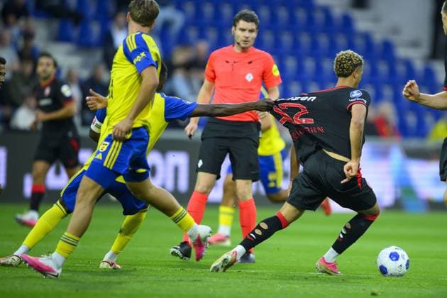 LEEUWARDEN - (lr) Jorn Berkhout of SC Cambuur, Daouda Weidmann of FC Twente during the Dutch Eredivisie match between SC Cambuur and FC Twente at the Kooi Stadion on 30 August 2026 in Leeuwarden, the Netherlands. COR LASKER ANP Eredivisie 2026 27 xVIxANPxSportx xxANPxIVx 566623095 originalFilename: 566623095.jpg