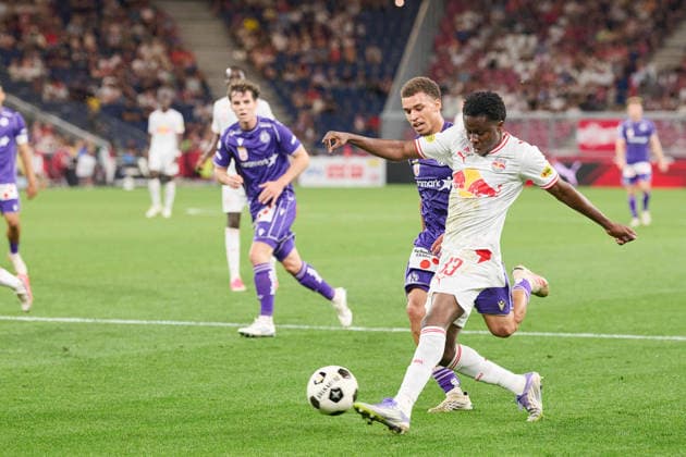 Salzburg, Austria, August 30, 2026 ADMIRAL Bundesliga 2026–2027 Matchday 5: FC Red Bull Salzburg vs. FK Austria Wien. Pictured: Aboubacar Sidiki Camara sets up Yorbe Vertessen for RB’s 4–1 goal, Daniel Nnodim (FAK) in a tackle at Red Bull Arena Copyright: xFotostandx xWassmuthx