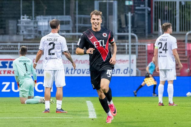 David Otto of Viktoria Cologne, No. 10, celebrates his goal to make it 3–1 in the match between FC Viktoria Cologne and SC Preussen Münster, soccer, 3. Liga, Matchday 3, 2026–2027 season, August 30, 2026 DFL DFB regulations prohibit any use of photographs as image sequences and or quasi-video FC Viktoria Cologne vs. SC Preussen Münster, soccer, 3. Liga, Matchday 3, 2026–2027 season, August 30, 2026, Cologne Copyright: xEibner-Pressefoto ThomasxHaeslerx EP_THR