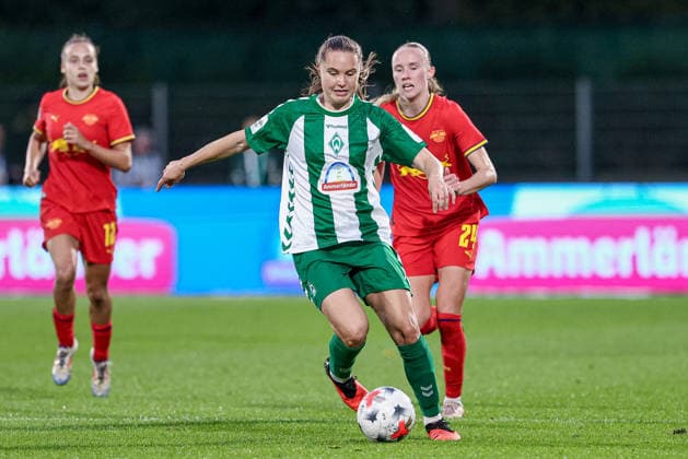 Lilli Purtscheller (SV Werder Bremen, 7) am Ball, Einzelbild, Ganzkörper, Aktion, Action, Spielszene, DIE DFB-RICHTLINIEN UNTERSAGEN JEGLICHE NUTZUNG VON FOTOS ALS SEQUENZBILDER UND ODER VIDEOÄHNLICHE FOTOSTRECKEN. DFB REGULATIONS PROHIBIT ANY USE OF PHOTOGRAPHS AS IMAGE SEQUENCES AND OR QUASI-VIDEO., 30.08.2026, Bremen (Deutschland), Fussball, Google Pixel Frauen-Bundesliga, SV Werder Bremen - RB Leipzig *** Lilli Purtscheller, SV Werder Bremen, No. 7 with the ball, single frame, full-body shot, action, game scene, DFB REGULATIONS PROHIBIT ANY USE OF PHOTOGRAPHS AS SEQUENCE IMAGES AND OR VIDEO-LIKE PHOTO SERIES DFB REGULATIONS PROHIBIT ANY USE OF PHOTOGRAPHS AS IMAGE SEQU, August 30, 2026, Bremen, Germany, Soccer, Google Pixel Women’s Bundesliga, SV Werder Bremen vs. RB Leipzig xobx