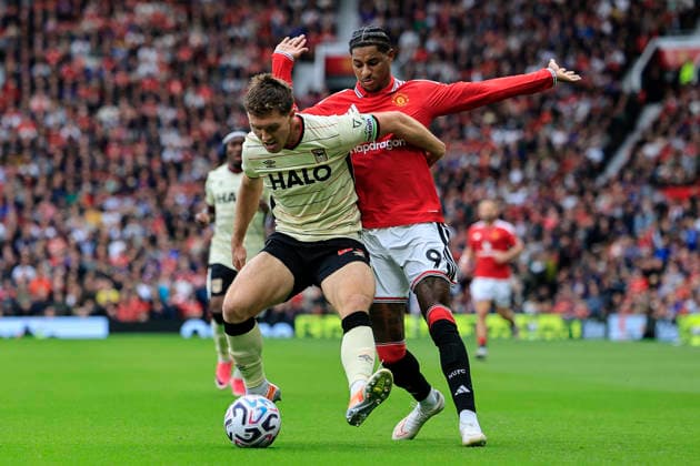 Manchester United, ManU v Ipswich Town, Premier League Dara O Shea (26) of Ipswich Town holds off Marcus Rashford (9) of Manchester United during the Premier League match between Manchester United and Ipswich Town at Old Trafford, Manchester, UK on 30 August 2026. Manchester Old Trafford Greater Manchester UK Editorial use only DataCo restrictions apply See www.football-dataco.com , Copyright: xConorxMolloyx PSI-24777-0102