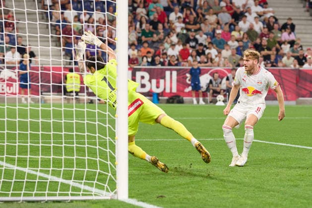 Salzburg, Austria, August 30, 2026 ADMIRAL Bundesliga 2026–2027 Matchday 5: FC Red Bull Salzburg vs. FK Austria Wien. Pictured: Goal, 4–1 by Yorbe Vertessen (RB); goalkeeper Samuel Sahin Radlinger (FAK) had no chance. Red Bull Arena Copyright: xFotostandx xWassmuthx