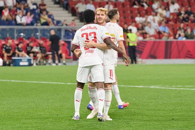 Salzburg, Austria, August 30, 2026 ADMIRAL Bundesliga 2026–2027 Matchday 5: FC Red Bull Salzburg vs. FK Austria Vienna. Pictured: Aboubacar Sidiki Camara of RB celebrating with goal scorer Yorbe Vertessen at the Red Bull Arena. Copyright: xFotostandx xWassmuthx
