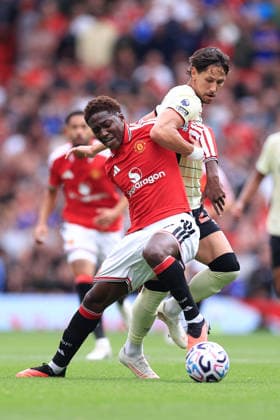 Fußball: Premier League – Manchester United gegen Ipswich Town, 30. August 2026 Premier League – Manchester United gegen Ipswich Town: Kobbie Mainoo von Manchester United im Zweikampf mit Sasa Lukic von Ipswich Town. Foto: Simon Stacpoole, Offside, Manchester, Großbritannien  Copyright: xSimonxStacpoolexOffside