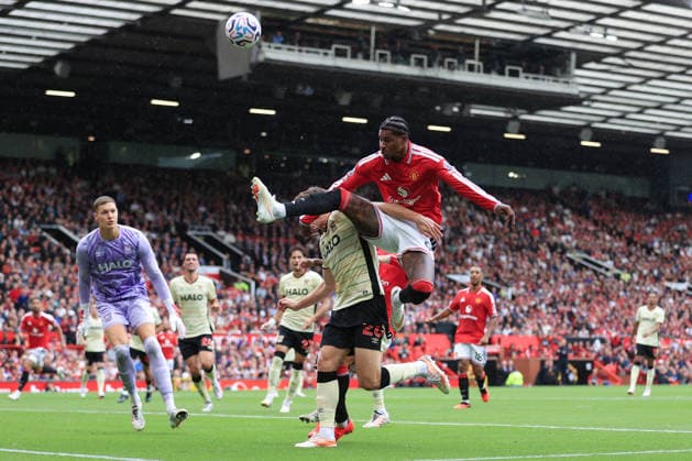 Fußball: Premier League – Manchester United gegen Ipswich Town, 30. August 2026 Premier League – Manchester United gegen Ipswich Town Marcus Rashford von Manchester United springt hoch, um den Ball unter Kontrolle zu bringen. Foto: Simon Stacpoole Abseits, Manchester, Großbritannien  Copyright: xSimonxStacpoolexOffside