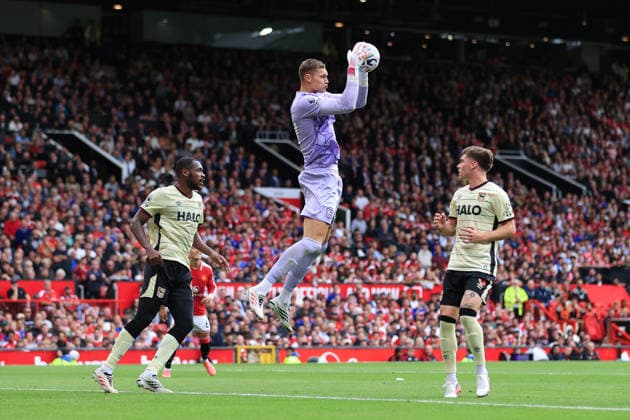 Fußball: Premier League – Manchester United gegen Ipswich Town, 30. August 2026 Premier League – Manchester United gegen Ipswich Town: Ipswich-Town-Torwart Kjell Scherpen fängt den Ball. Foto: Simon Stacpoole. Abseits. Manchester, Großbritannien  Copyright: xSimonxStacpoolexOffside