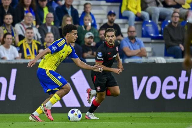 LEEUWARDEN , 30-08-2026 , Kooi Stadium , season 2026 2027 , Dutch Eredivisie football , match between SC Cambuur and FC Twente , picture shows SC Cambuur player Rafik El Arguioui FC Twente player Bart van Rooij Cambuur - Twente  x206259130x Copyright: