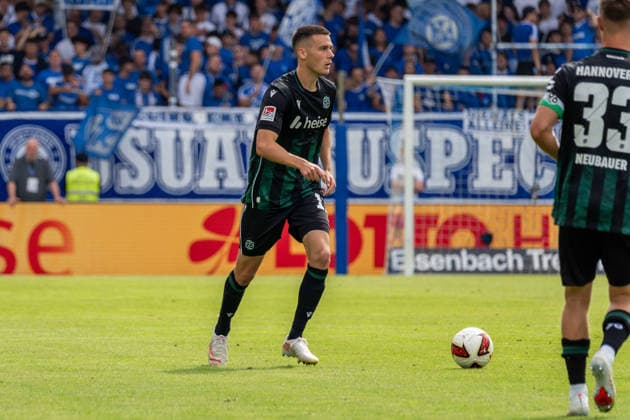 Dribbling, Freisteller, Portrait Bastian Allgeier (Hannover 96, 17) mit Ball, GER, SV Darmstadt 98 vs. Hannover 96, Fussball, 2. Bundesliga, 3. Spieltag, Saison 2026 2027, 30.08.2026, DFL REGULATIONS PROHIBIT ANY USE OF PHOTOGRAPHS AS IMAGE SEQUENCES AND OR QUASI-VIDEO, GER, SV Darmstadt 98 vs. Hannover 96, Fussball, 2. Bundesliga, 3. Spieltag, Saison 2026 2027, 30.08.2026 Darmstadt *** Dribbling, Close-up, Portrait of Bastian Allgeier (Hannover 96), age 17 with the ball, GER, SV Darmstadt 98 vs. Hannover 96, Soccer, 2. Bundesliga, Matchday 3, 2026–2027 Season, August 30, 2026, DFL regulations prohibit any use of photographs as image sequences and or quasi-video, GER, SV Darmstadt 98 vs. Hannover 96, soccer, 2. Bundesliga, Matchday 3, 2026–2027 season, August 30, 2026, Darmstadt Copyright: xEibner-Pressefoto J-NxGroemlingx EP_JGG