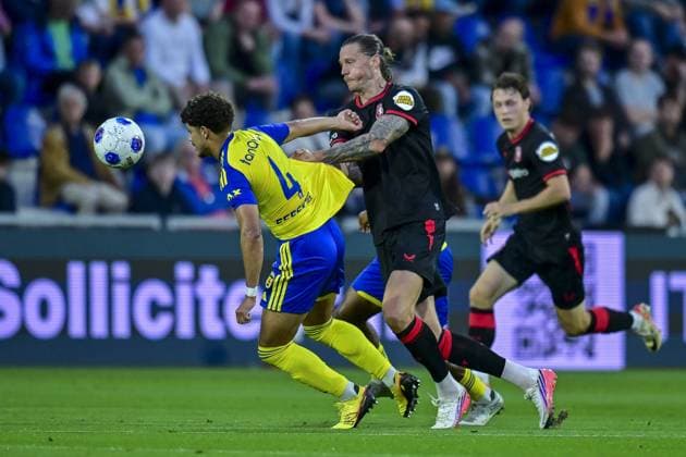 LEEUWARDEN , 30-08-2026 , Kooi Stadium , season 2026 2027 , Dutch Eredivisie football , match between SC Cambuur and FC Twente , picture shows SC Cambuur player Ismael Baouf FC Twente player Wout Weghorst Cambuur - Twente  x206259252x Copyright: