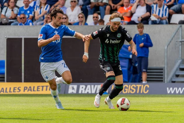 Spielszene, Zweikampf, v.l. Christopher Lannert (SV Darmstadt 98, 28), Kolja Oudenne (Hannover 96, 29), GER, SV Darmstadt 98 vs. Hannover 96, Fussball, 2. Bundesliga, 3. Spieltag, Saison 2026 2027, 30.08.2026, DFL REGULATIONS PROHIBIT ANY USE OF PHOTOGRAPHS AS IMAGE SEQUENCES AND OR QUASI-VIDEO, GER, SV Darmstadt 98 vs. Hannover 96, Fussball, 2. Bundesliga, 3. Spieltag, Saison 2026 2027, 30.08.2026 Darmstadt *** Game scene, tackle, from left: Christopher Lannert (SV Darmstadt 98), 28, Kolja Oudenne (Hannover 96), 29, GER, SV Darmstadt 98 vs. Hannover 96, Soccer, 2. Bundesliga, Matchday 3, 2026–2027 Season, August 30, 2026, DFL regulations prohibit any use of photographs as image sequences and or quasi-video, GER, SV Darmstadt 98 vs. Hannover 96, soccer, 2. Bundesliga, Matchday 3, 2026–2027 season, August 30, 2026, Darmstadt Copyright: xEibner-Pressefoto J-NxGroemlingx EP_JGG