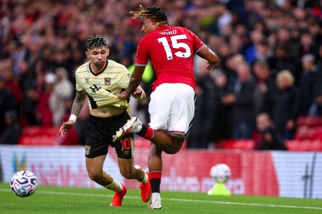 Manchester United, ManU v Ipswich Town, Premier League Leny Yoro of Manchester United play the ball away from Julio Enciso of Ipswich Town during the Manchester United v Ipswich Town Premier League match at Old Trafford, Manchester, England on 30 August 2026 Credit: Ryan Crockett Every Second Media Editorial use only. All images are copyright Every Second Media Limited. No images may be reproduced without prior permission. All rights reserved. Premier League and Football League images are subject to licensing agreements with Football DataCo Limited. see https: www.football-dataco.com Copyright: xIMAGO EveryxSecondxMediax ESM-2125-0088 RyanxCrockettx xEveryxSecondxMediax